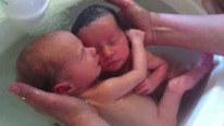 İkiz Bebeklerin Banyo Yapması