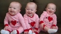 Üçüz Bebeklerin Bir Anda Gülmesi