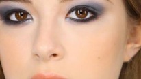 Lisa Eldridge'den Mavi Dumanlı Göz Makyajı Yapımı